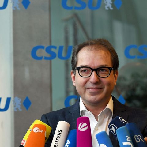 CSU-Landesgruppenchef Alexander Dobrindt steht vor einer Glaswand mit lauter blauen "CSU"-Logos. Vor ihm ein Bündel Mikrofone
