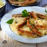 Die Nürnberger Rostbratwurst ist als geografische Herkunftsbezeichnung von der EU-Kommission geschützt. Nur Bratwürste, die im Stadtgebiet von Nürnberg nach festgelegter Rezeptur gefertigt werden, dürfen diesen Namen tragen. Dazu schmeckt Sauerkraut. 