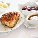 Der Schweinsbraten zählt zu den traditionellen Gerichten der bayerischen Küche. Dazu gibt's Rotkohl oder Krautsalat mit Semmel- oder Kartoffelknödel. Die typische Sauce entsteht durch die Zugabe von Fleischbrühe und Dunkelbier. Hier gibt's ein Rezept für einen Notfall-Braten!