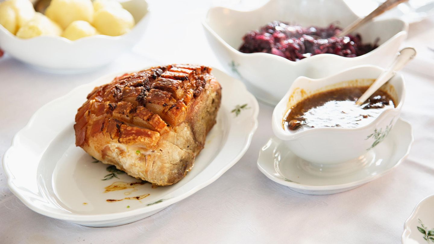 Der Schweinsbraten zählt zu den traditionellen Gerichten der bayerischen Küche. Dazu gibt's Rotkohl oder Krautsalat mit Semmel- oder Kartoffelknödel. Die typische Sauce entsteht durch die Zugabe von Fleischbrühe und Dunkelbier. Hier gibt's ein Rezept für einen Notfall-Braten!