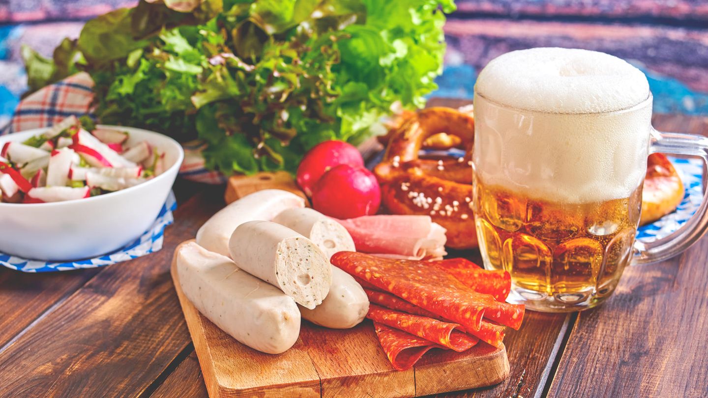 Die wohl bekannteste Spezialität aus München: Weißwurst wird traditionell frühmorgens hergestellt und vormittags als Imbiss auf Märkten und in Wirtshäusern mit süßem Senf, Brezn und Weißbier gegessen. So isst man die Wurst übrigens richtig!