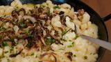 Traditionell werden die Spätzle von Hand geschabt - vom Brett; bis heute gelten die handgeschabten Spätzle als besonderes Gütesiegel. Diese kommen ursprünglich aus dem Schwaben in Württemberg. Schon vor über 400 Jahren aß man sie gerne, vor allem auf dem Land. Dazu wird in Schichten geriebener Emmentaler oder Bergkäse hinzugegeben, der dann schmilzt und die Knöpfle umhüllt, Röstzwiebeln dazu, am bestennoch ein grüner Salat und fertig sind die perfekten Kässpätzle. Wie Kässpätzle perfekt gelingen, können Sie hier lesen!