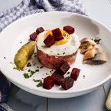 Den einen ist Labskaus ein Horror, die anderen lieben den Matsch – aber alle denken, das Gericht sei aus Hamburg. Hamburg! Labskaus ist ein Weltgericht. Feste Zutaten gibt es nicht, Hauptsache, der Fraß (hier darf man es mal sagen) ist matschig. Hier geht's zum Rezept von Bert Gamerschlag!