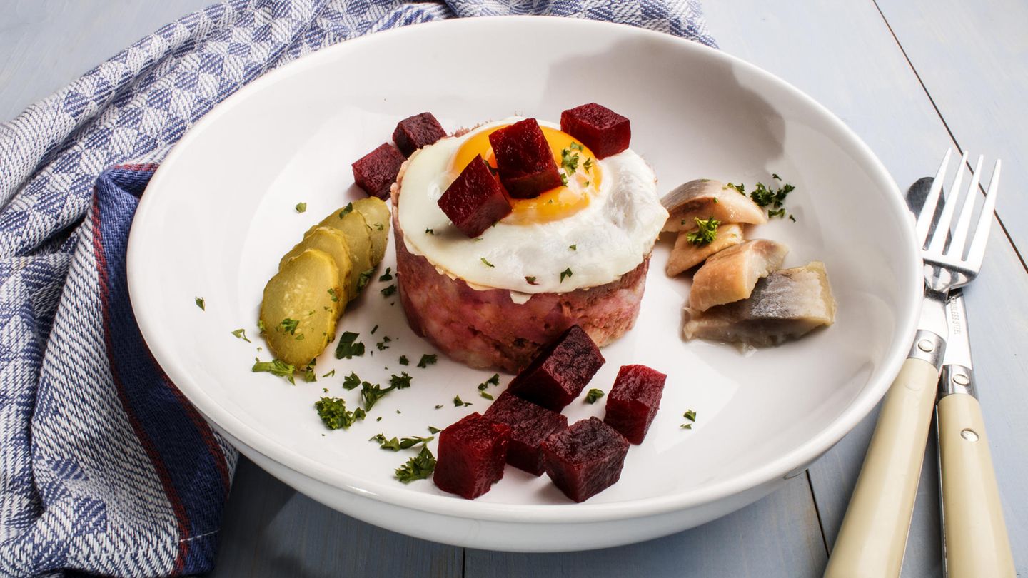 Den einen ist Labskaus ein Horror, die anderen lieben den Matsch – aber alle denken, das Gericht sei aus Hamburg. Hamburg! Labskaus ist ein Weltgericht. Feste Zutaten gibt es nicht, Hauptsache, der Fraß (hier darf man es mal sagen) ist matschig. Hier geht's zum Rezept von Bert Gamerschlag!