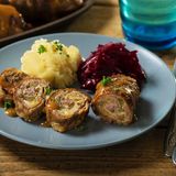 Typsicher geht's wohl nicht: Rinderrouladen sind ein traditionelles gewickeltes Fleischgericht. Die Fleischscheiben werden mit Salz, Pfeffer und Senf gewürzt und meist mit Speck, Zwiebeln und saurer Gurke belegt und gerollt. Hier geht's zum Rezept!