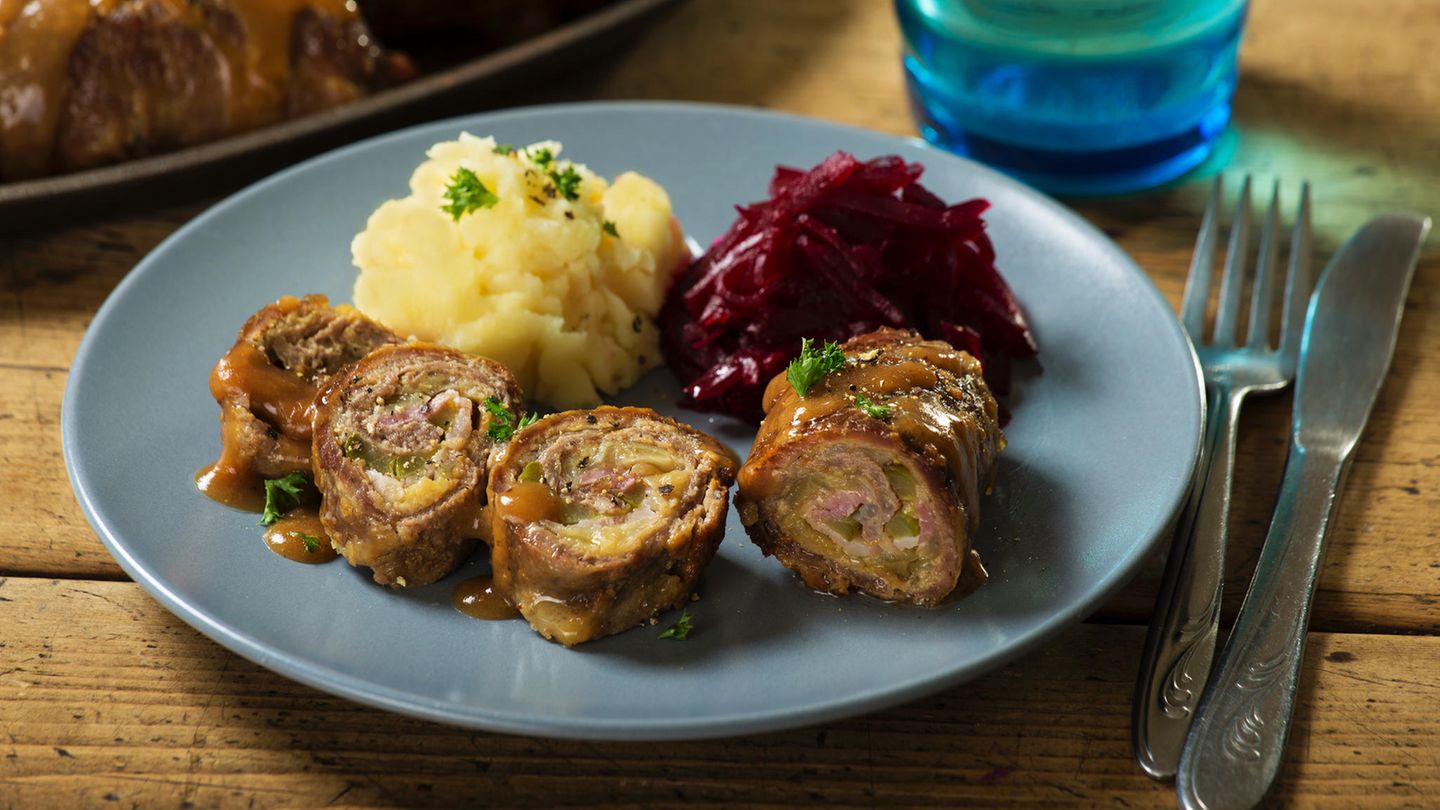 Typsicher geht's wohl nicht: Rinderrouladen sind ein traditionelles gewickeltes Fleischgericht. Die Fleischscheiben werden mit Salz, Pfeffer und Senf gewürzt und meist mit Speck, Zwiebeln und saurer Gurke belegt und gerollt. Hier geht's zum Rezept!