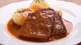 Für den Sauerbraten wird rohes Fleisch mehrere Tage lang unter kühlen Bedingungen in einer Marinade aus Essig, Wasser oder Wein, Zwiebeln, Karotten und Gewürzen wie Lorbeer, Gewürznelke und Pfefferkörnern eingelegt. Erst dann wird das Fleisch angebraten, mit der Marinade abgelöscht und geschmort. Dazu isst man Klöße. Hier geht's zum Rezept!  Was ist Ihr liebstes Gericht aus der deutschen Küche. Schreiben Sie uns unter genuss@stern.de 