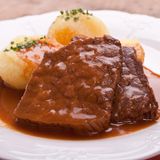 Für den Sauerbraten wird rohes Fleisch mehrere Tage lang unter kühlen Bedingungen in einer Marinade aus Essig, Wasser oder Wein, Zwiebeln, Karotten und Gewürzen wie Lorbeer, Gewürznelke und Pfefferkörnern eingelegt. Erst dann wird das Fleisch angebraten, mit der Marinade abgelöscht und geschmort. Dazu isst man Klöße. Hier geht's zum Rezept!  Was ist Ihr liebstes Gericht aus der deutschen Küche. Schreiben Sie uns unter genuss@stern.de 