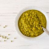 Erbsensuppe ist ein urtypisches Gericht in der deutschen Küche. Dazu werden Suppengemüse, Porree und Zwiebeln sowie Erben glasig gedünstet und mit Gemüsebrühe aufgefüllt. Wer sie nicht vegetarisch mag, gibt Speck hinzu und lässt sie mindesten eine Stunde lang köcheln. Später kann man die Erbsensuppe mit dem Pürierstab leicht anpürieren, Erbsenstücke sollten aber noch sichtbar sein. Auf die Suppe kann man ein Paar Wiener, Frankfurter oder Bockwürstchen legen. Hier geht's zum Erbseneintopf-Rezept!