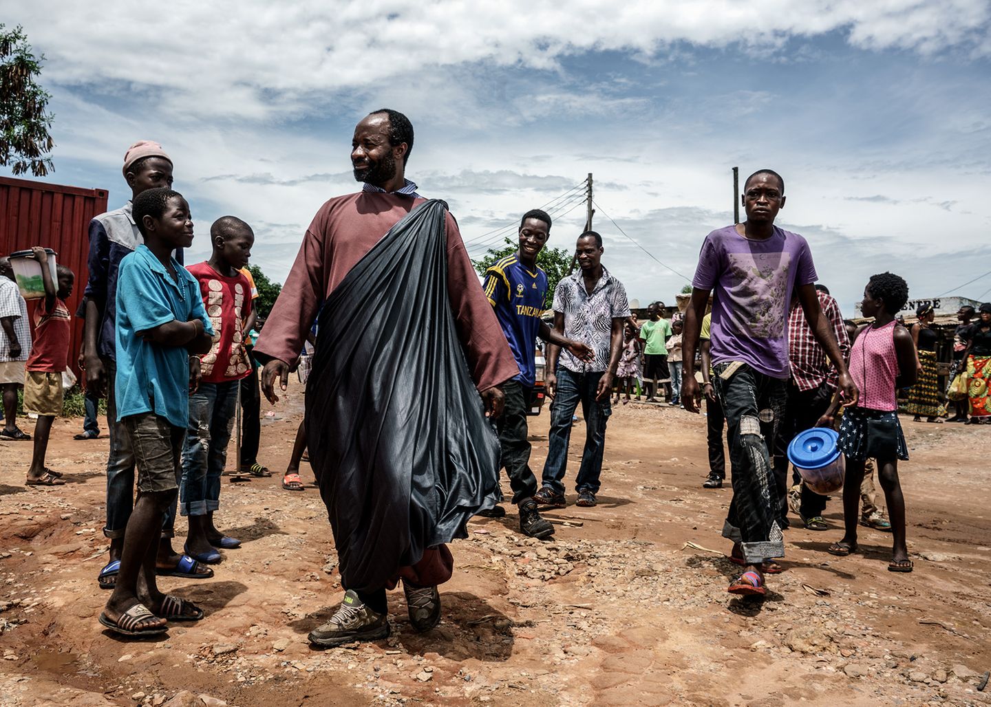 Jesus of Kitwe verbreitet auf einem Marktplatz in Ndola, Sambia, die frohe Botschaft von Christus' Rückkehr ...