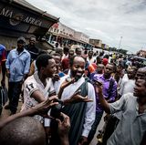 ... dabei wird jedes seiner Worte von zahlreichen Mobiltelefonen aufgezeichnet.