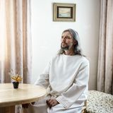 Vissarion, hier im Wohnzimmer eines seiner Anhänger, war in den Achtziger Jahren noch Polizist und stellte ungefähr zur gleichen Zeit, als die Sowjetunion auseinanderbrach, zum ersten Mal fest, dass er Jesus Christus ist. Seitdem hat er eine Gefolgschaft von 5000 bis 10.000 Jüngern im sibirischen Wald um sich geschart.