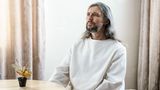 Vissarion, hier im Wohnzimmer eines seiner Anhänger, war in den Achtziger Jahren noch Polizist und stellte ungefähr zur gleichen Zeit, als die Sowjetunion auseinanderbrach, zum ersten Mal fest, dass er Jesus Christus ist. Seitdem hat er eine Gefolgschaft von 5000 bis 10.000 Jüngern im sibirischen Wald um sich geschart.