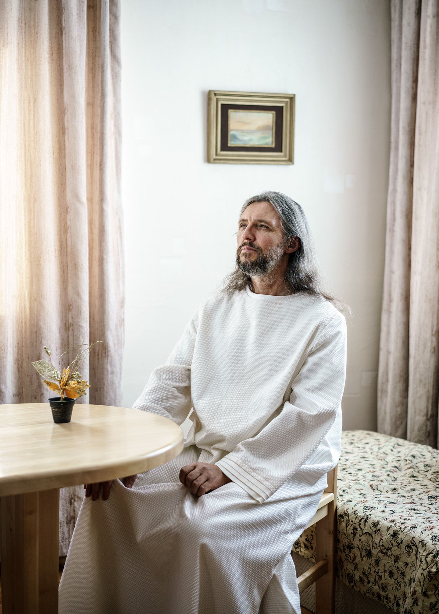 "The Last Testament": Vissarion, hier im Wohnzimmer eines seiner Anhänger, war in den Achtziger Jahren noch Polizist und stellte ungefähr zur gleichen Zeit, als die Sowjetunion auseinanderbrach, zum ersten Mal fest, dass er Jesus Christus ist. Seitdem hat er eine Gefolgschaft von 5000 bis 10.000 Jüngern im sibirischen Wald um sich geschart. Vissarion, hier im Wohnzimmer eines seiner Anhänger, war in den Achtziger Jahren noch Polizist und stellte ungefähr zur gleichen Zeit, als die Sowjetunion auseinanderbrach, zum ersten Mal fest, dass er Jesus Christus ist. Seitdem hat er eine Gefolgschaft von 5000 bis 10.000 Jüngern im sibirischen Wald um sich geschart.