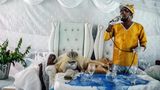 Moses Hlongwane, ein ehemaliger Schmuckverkäufer, predigt im südafrikanischen Eshowe zu seiner Gemeinde