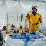 Moses Hlongwane, ein ehemaliger Schmuckverkäufer, predigt im südafrikanischen Eshowe zu seiner Gemeinde