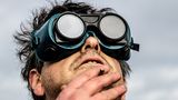 Früher Agent des britischen Geheimdienstes, heute Messias: David Shayler beim Betrachten einer Sonnenfinsternis.