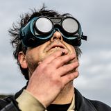 Früher Agent des britischen Geheimdienstes, heute Messias: David Shayler beim Betrachten einer Sonnenfinsternis.