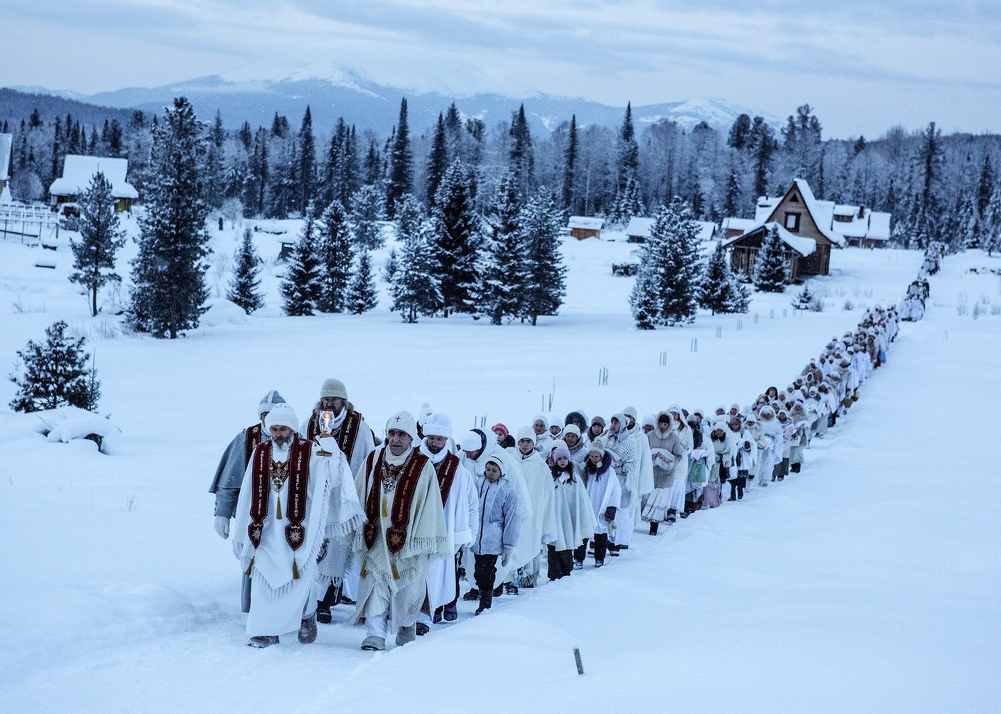 Im Aussteiger-Dorf Obitel Rassveta gilt das Wort von Vissarion, dem sibirischen Christus. Seinen Anhängern gilt der 14. Januar als das wahre Weihnachtsdatum, das mit großen Feierlichkeiten begangen wird.