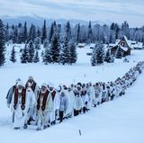Im Aussteiger-Dorf Obitel Rassveta gilt das Wort von Vissarion, dem sibirischen Christus. Seinen Anhängern gilt der 14. Januar als das wahre Weihnachtsdatum, das mit großen Feierlichkeiten begangen wird.