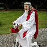 Manchmal fährt der brasilianische Erlöser aber auch auf zwei Rädern höchstselbst über sein Anwesen, "New Jerusalem" genannt, nahe der Stadt Brasilia.