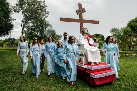 Ein "Jesus" in Brasilien lässt sich auf einem rollenden Podest durch die Gegend geleiten. Immer mit dabei: das Kreuz.
