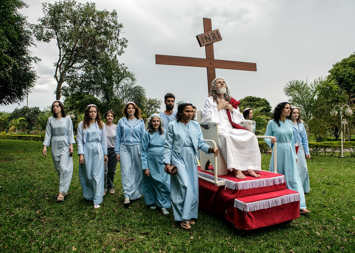 Ein "Jesus" in Brasilien lässt sich auf einem rollenden Podest durch die Gegend geleiten. Immer mit dabei: das Kreuz.