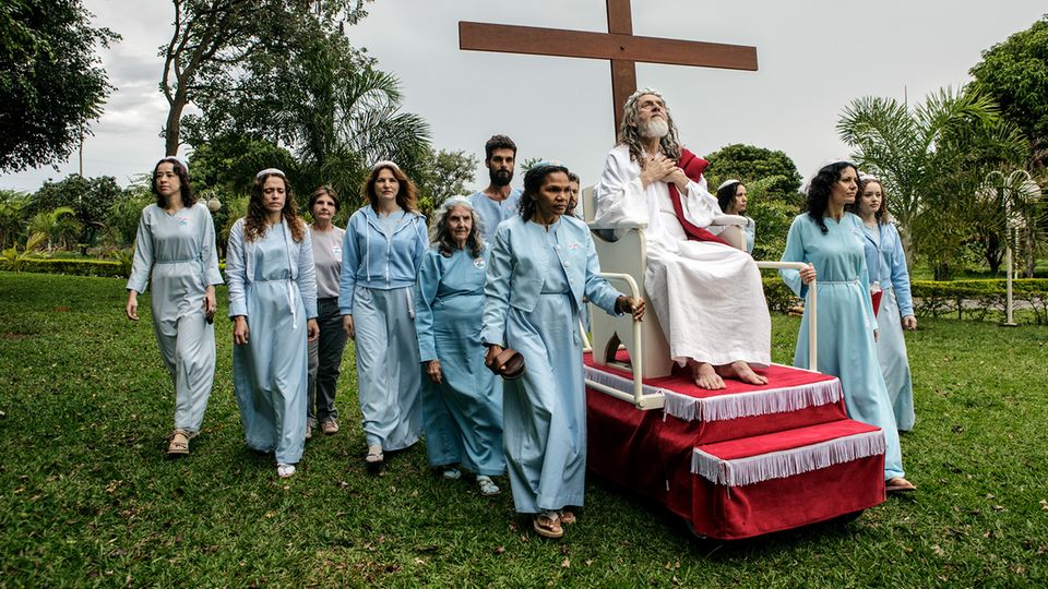 Ein "Jesus" in Brasilien lässt sich auf einem rollenden Podest durch die Gegend geleiten. Immer mit dabei: das Kreuz.