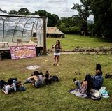 Hier predigt Shayler als sein Alter Ego Dolores auf einem Hügel nahe Middlesbrough