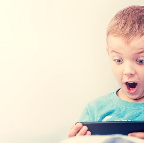 Kinder auf dem Smartphone spielen zu lassen, ist nicht ungefährlich.