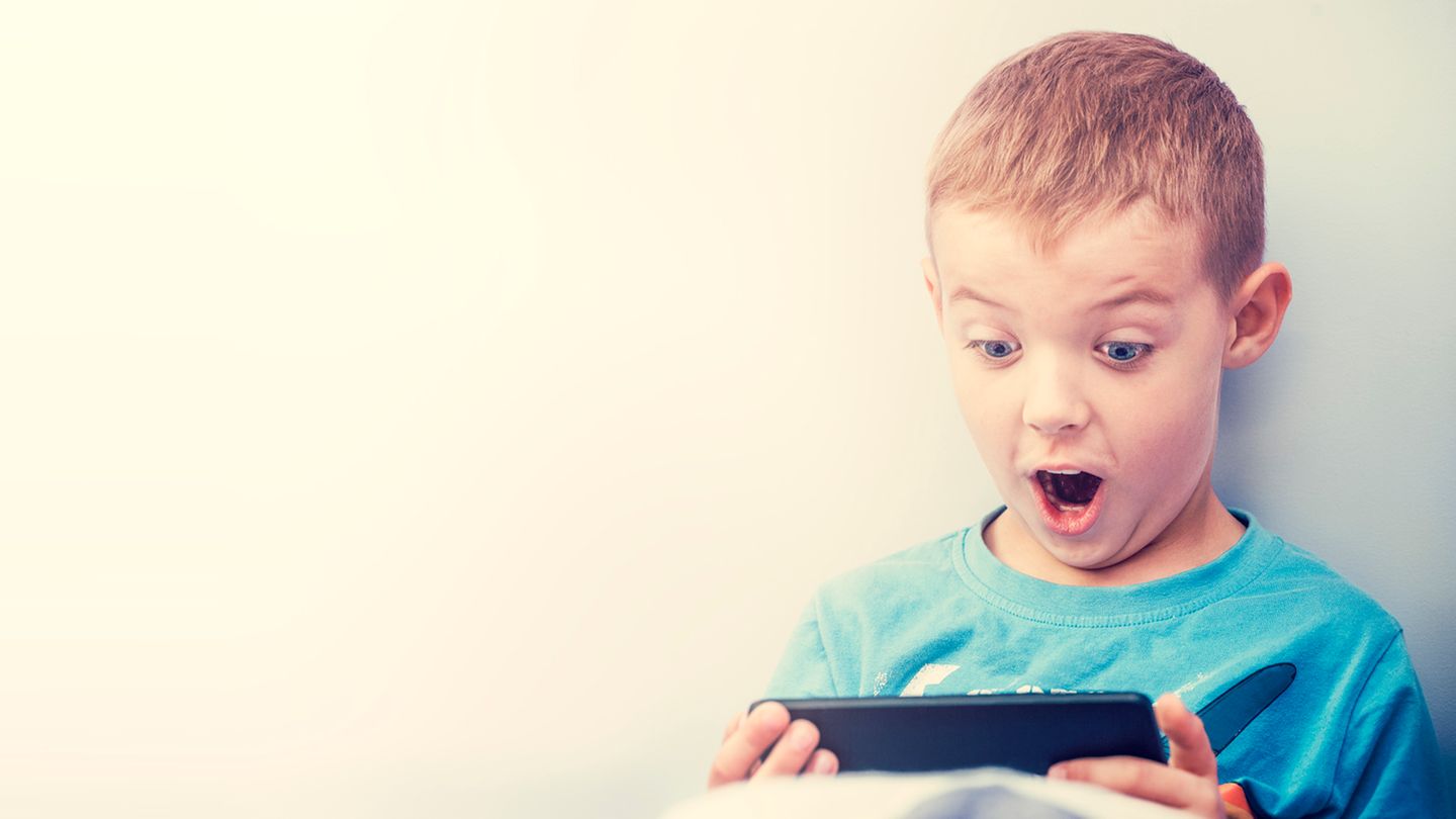 Kinder auf dem Smartphone spielen zu lassen, ist nicht ungefährlich.