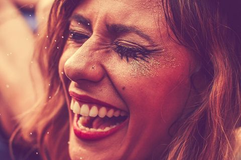 Eine Frau, die sich amüsiert