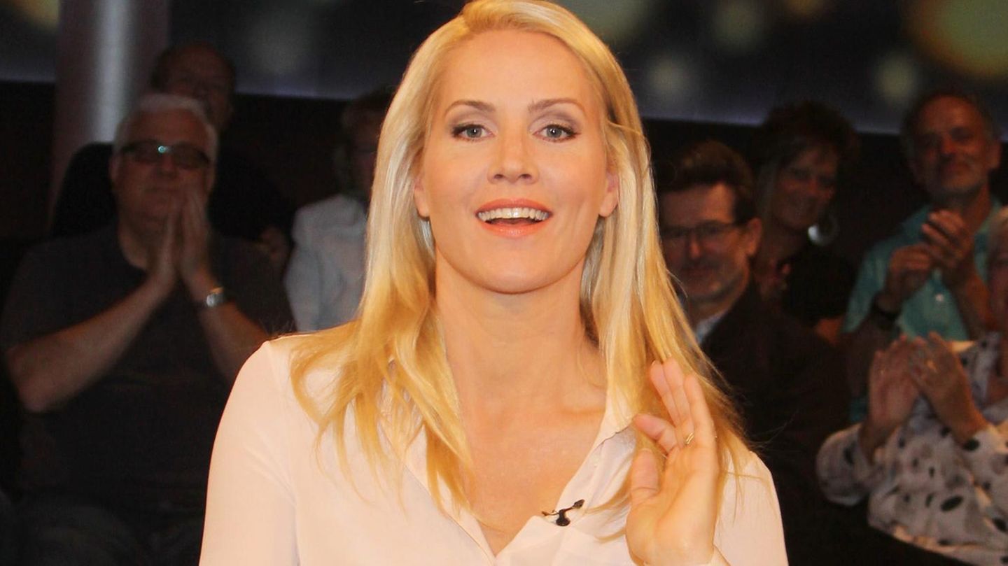 Moderatorin Judith Rakers lächelt in die Kamera