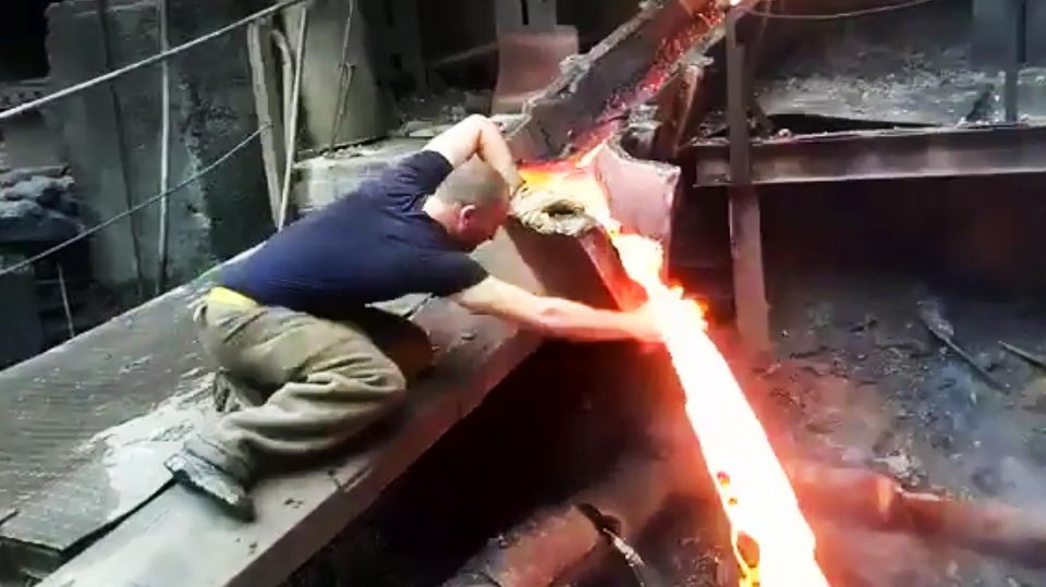 Wie ist das möglich?: Mann steckt blanke Hand in geschmolzenes Metall - ohne sich zu verbrennen Wie ist das möglich?: Mann steckt blanke Hand in geschmolzenes Metall - ohne sich zu verbrennen
