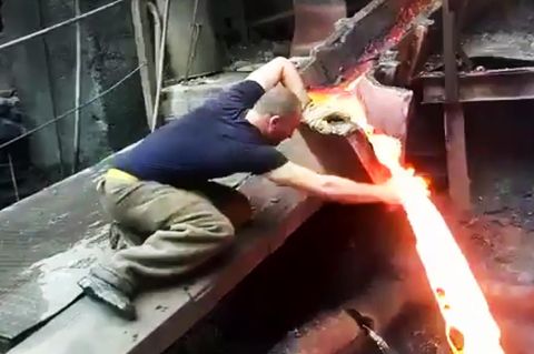 Wie ist das möglich?: Mann steckt blanke Hand in geschmolzenes Metall - ohne sich zu verbrennen