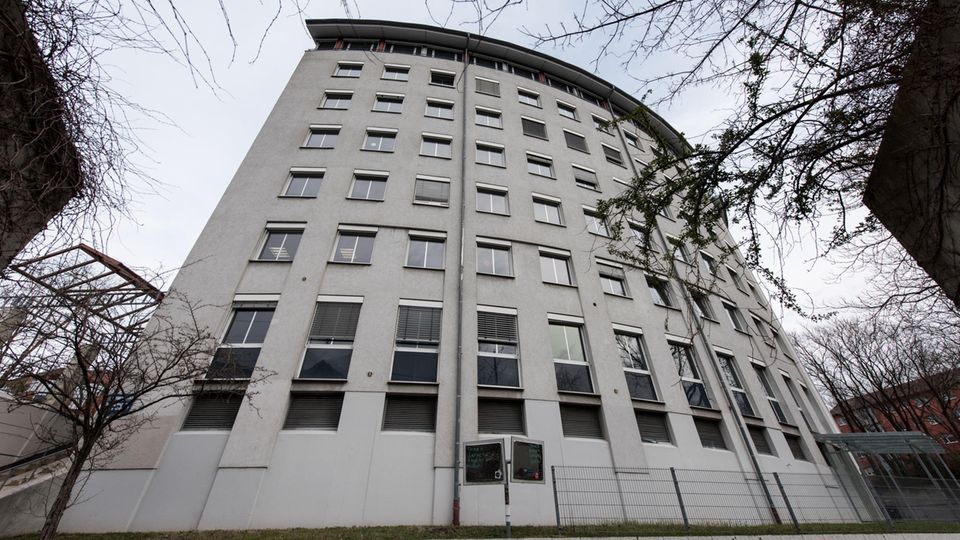 Der Sitz des Sozial- und Jugendamtes des Landkreises Breisgau-Hochschwarzwald in Freiburg ist ein weißes, halbrundes Gebäude