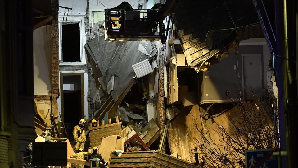 News des Tages: In Antwerpen suchen Feuerwehrleute in den Trümmern eines Hauses nach Überlebenden. Mehrere Gebäude wurden bei einer Explosion am Montagabend zerstört. In Antwerpen suchen Feuerwehrleute in den Trümmern eines Hauses nach Überlebenden. Mehrere Gebäude wurden bei einer Explosion am Montagabend zerstört.