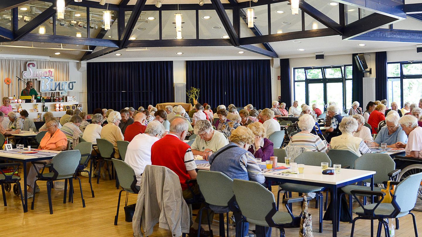 Senioren spielen in einem Seniorenzentrum in Köln Bingo