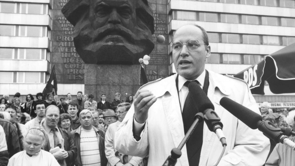 Gregor Gysi spricht vor dem Karl-Marx-Denkmal in Chemnitz
