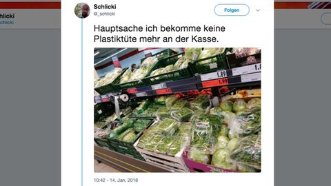 Ein Twitter-Foto zeigt in Plastik verpackte Lebensmittel in einem Supermarkt
