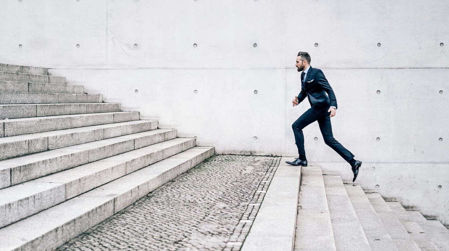 3. Aus der Kantine raus an die Luft  Das Mittagessen liegt wie Blei im Magen, und der Körper ist mit Verdauen beschäftigt? Jetzt bitte bloß nicht zurück an den Schreibtisch setzen und weiter arbeiten - da ist Müdigkeit vorprogrammiert. Besser ist es, nach dem Essen an die frische Luft zu gehen. Schon wenige Minuten an der frischen Luft helfen, den Kreislauf zu aktivieren, die Gedanken zu sortieren und den Körper mit Tageslicht zu verwöhnen. 