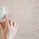 2. Heizung runterdrehen  Das Phänomen dürften viele Menschen aus dem Alltag kennen: Wohlige Wärme macht dösig und verstärkt subjektiv das Müdigkeitsgefühl. Daher sollten Sie es unbedingt vermeiden, Ihre Wohnräume oder das Büro zu überheizen. Als ideal gilt eine Raumtemperatur von 20 bis 23 Grad Celsius. Im Schlafzimmer darf es ruhig noch etwas kühler sein.  Ebenso wichtig, um fit zu bleiben: regelmäßig lüften. Der Kältereiz der Luft aktiviert den Körper und macht zusätzlich munter.