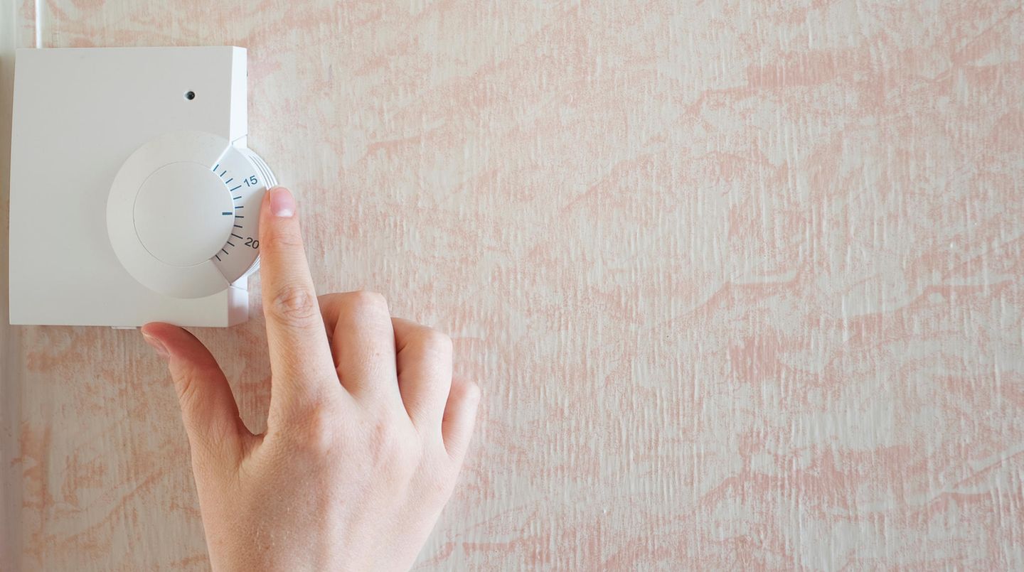 Nach Zeitumstellung: 2. Heizung runterdrehen Das Phänomen dürften viele Menschen aus dem Alltag kennen: Wohlige Wärme macht dösig und verstärkt subjektiv das Müdigkeitsgefühl. Daher sollten Sie es unbedingt vermeiden, Ihre Wohnräume oder das Büro zu überheizen. Als ideal gilt eine Raumtemperatur von 20 bis 23 Grad Celsius. Im Schlafzimmer darf es ruhig noch etwas kühler sein. Ebenso wichtig, um fit zu bleiben: regelmäßig lüften. Der Kältereiz der Luft aktiviert den Körper und macht zusätzlich munter. 2. Heizung runterdrehen Das Phänomen dürften viele Menschen aus dem Alltag kennen: Wohlige Wärme macht dösig und verstärkt subjektiv das Müdigkeitsgefühl. Daher sollten Sie es unbedingt vermeiden, Ihre Wohnräume oder das Büro zu überheizen. Als ideal gilt eine Raumtemperatur von 20 bis 23 Grad Celsius. Im Schlafzimmer darf es ruhig noch etwas kühler sein. Ebenso wichtig, um fit zu bleiben: regelmäßig lüften. Der Kältereiz der Luft aktiviert den Körper und macht zusätzlich munter.