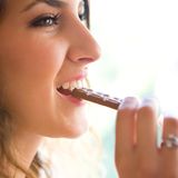 4. Zuckrige Snacks meiden  Wer müde ist, greift schnell zu süßen Snacks, Schokolade und Junk-Food. Zucker liefert zwar tatsächlich Energie und pusht den Körper - aber leider nur kurzfristig. Ist er verdaut, braucht der Körper Nachschub.  Setzen Sie daher bewusst auf gesunde und frische Snacks wie Obst: Auch sie liefern Energie und sättigen aufgrund der enthaltenen Ballaststoffe recht gut.