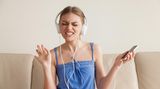 5. Musik macht munter  Auf Ihrem Smartphone sollten Sie immer eine Playlist mit Lieblingsliedern haben. Sind Sie müde, setzen Sie Kopfhörer auf und drücken auf "Play". Musik regt die Sinne an und führt dazu, dass der Körper Glückshormone produziert. Das kann aus einem akuten Müdigkeits-Tief helfen.