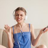 5. Musik macht munter  Auf Ihrem Smartphone sollten Sie immer eine Playlist mit Lieblingsliedern haben. Sind Sie müde, setzen Sie Kopfhörer auf und drücken auf "Play". Musik regt die Sinne an und führt dazu, dass der Körper Glückshormone produziert. Das kann aus einem akuten Müdigkeits-Tief helfen.