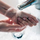 6. Einen kalten Guss gönnen  Wer schon einmal in ein Kneipp-Becken gestiegen ist, dürfte den Effekt kennen: Kälte regt den Kreislauf an und beschleunigt unter anderem den Herzschlag.   Einen ähnlichen Effekt können Sie auch mit einem kühlen Wasserstrahl simulieren: Dafür die Hände für kurze Zeit unter das Wasser halten, und das kühle Nass auch über die Handgelenke laufen lassen.