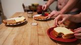 Polyamorie: Brian und Anna machen gemeinsam Sandwiches für ein Date