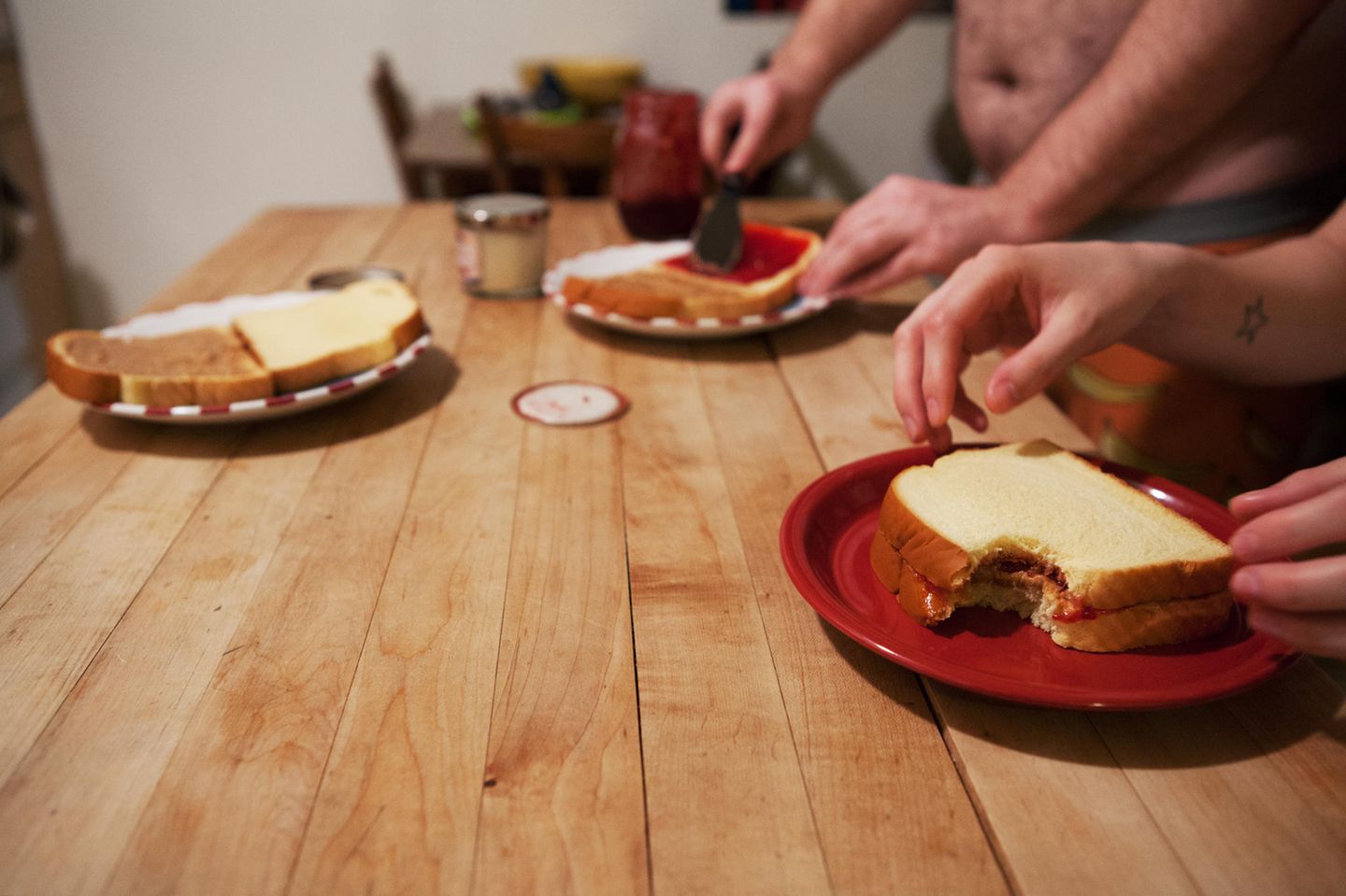 Polyamorie: Brian und Anna machen gemeinsam Sandwiches für ein Date Polyamorie: Brian und Anna machen gemeinsam Sandwiches für ein Date
