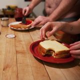 Polyamorie: Brian und Anna machen gemeinsam Sandwiches für ein Date